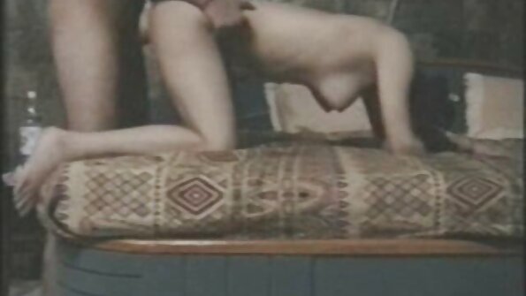 Frumusețea bronzată se masturbează lângă filme porno cu floci la pizde piscină.
