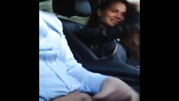 Un tip plin filme porno cu floci își masturbează fundul cu o jucărie rotundă.