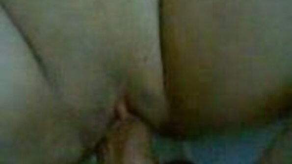 Directoarea strictă a încălzit vibratorul cu un capac. filme porno cu floci