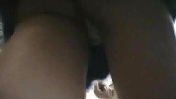 Două curve și un tip lovesc filme porno cu floci fierbinte trei dintre ele.