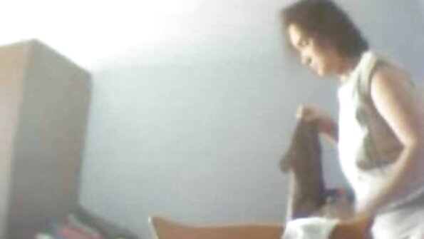 Fetele împart un penis pentru filme porno cu obeze de 60 de ani cu floci la pizda doi, în timp ce se joacă cu vulve.