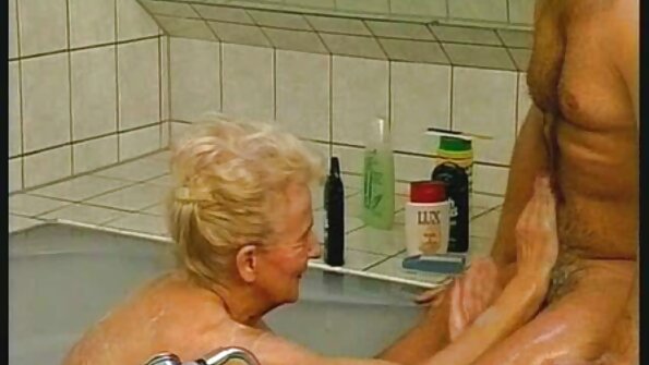 Fata a făcut sex pasional cu un mature cu floci la pizda bărbat.