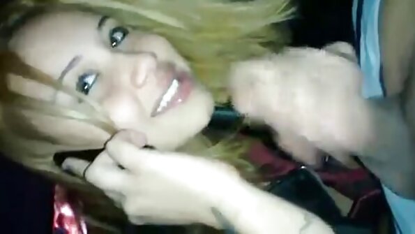 Lesbiană excitată o ia pe prietena floci xxx cu un strapon.