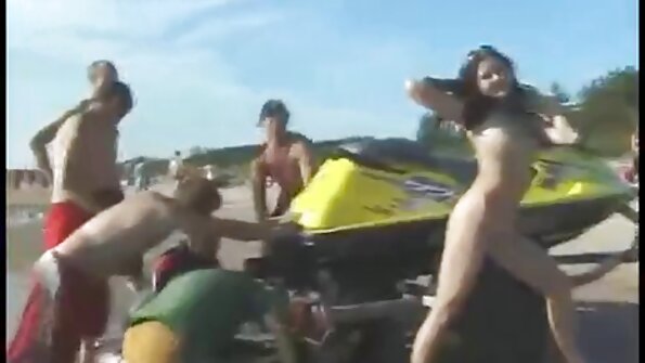 O fată frumoasă pe penis floci xxx sare dintr-un bărbat umflat.