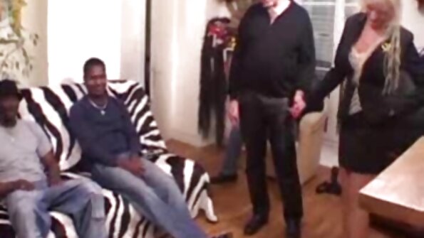 Un bărbat irezistibil se dă cu filme porno cu floci la pizde entuziasm cu o brunetă.
