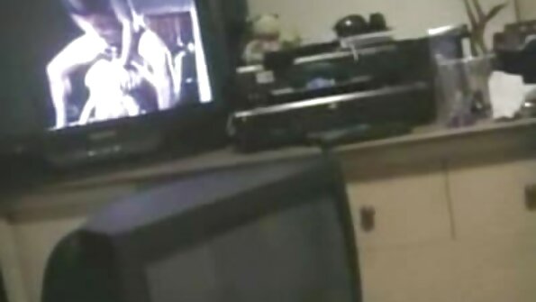 Maseuza a sedus fata si i-a porno mature cu floci lins pasarica.