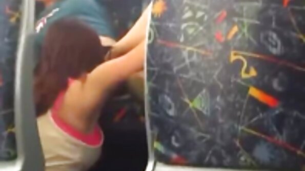 În sufragerie, pe canapea, prietenii au făcut schimb de juninci și le-au bătut în cuie porno cu floci clar.
