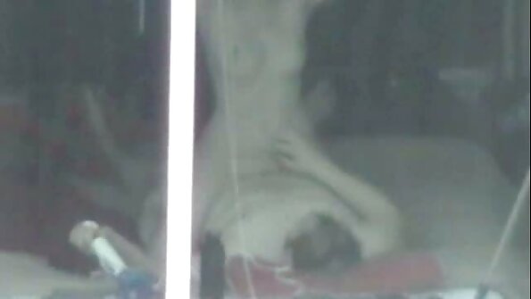 La rândul său, o fată blondă futai cu floci este trasă în anal.