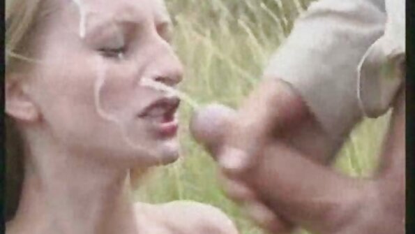 Bărbații își trag porno cu floci pe rând un diavol fermecător cu o gură de lucru.