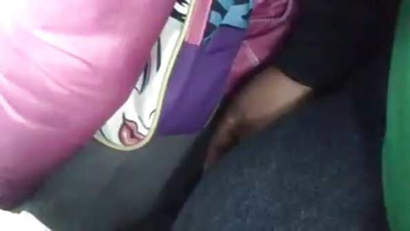 Se masturbează păsărica udă cu un gadget filme xxx cu floci sexual special.
