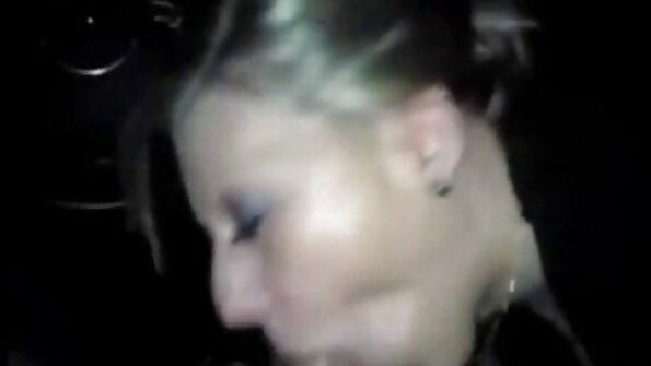 Lesbiene blonde pe terasa de la piscină. mature cu floci