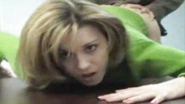 O tipă drăguță și-a aruncat sânii și și-a scos chiloții. filme porno cu floci la pizde