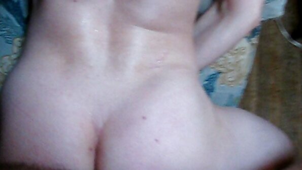 Băieți prietenoși filme porno cu floci se dă cu femeile flămânde într-o cameră spațioasă.