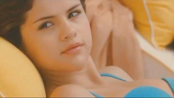 Șeful l-a tras pe filme porno cu pizde care au flocii mari secretara sexy în biroul lui.