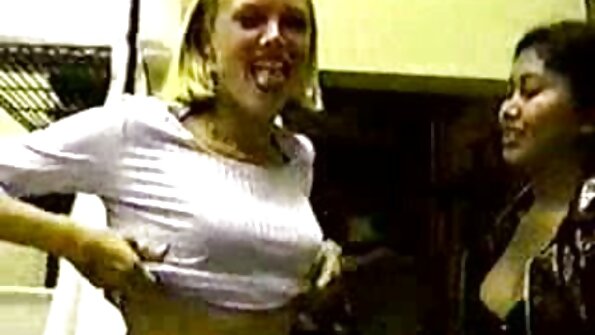 Doamnă cool se dă porno mature cu floci cu o vecină fierbinte.