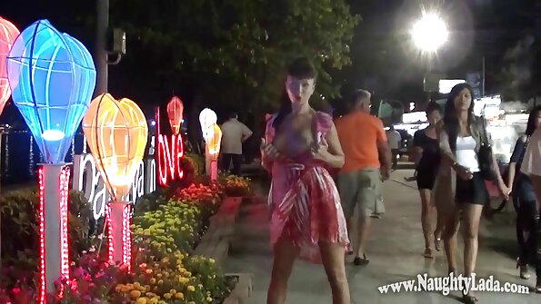 Cățea spectaculoasă poate suge și dracu filme porno femei cu floci în baie.