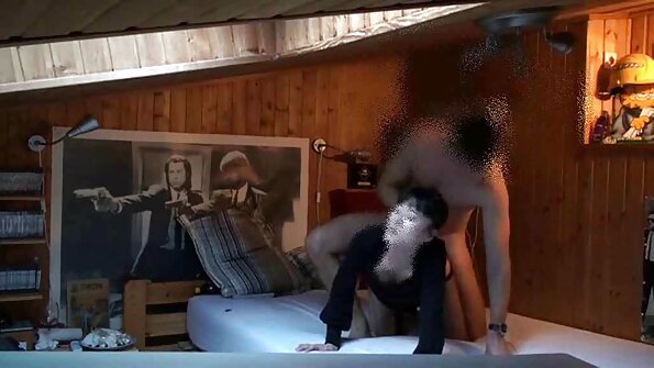 Bărbatul a fost aprins de pizde mari cu floci fundul bătut al unui student pe jumătate gol.