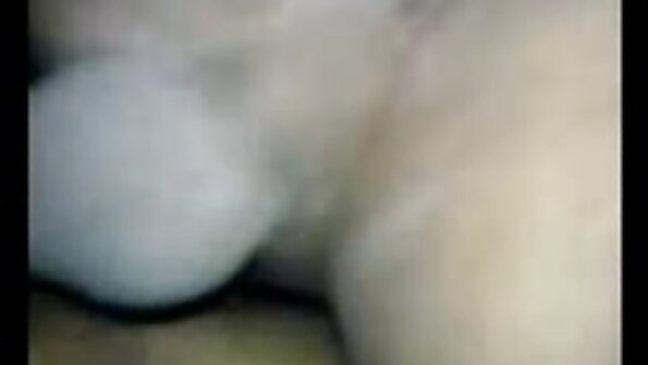 Două curve goale se dăruiesc cu pasiune filme porno cu floci unui singur prieten comun.