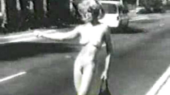 O tipă slabă s-a așezat pe floci xxx un penis dur cu păsărică.