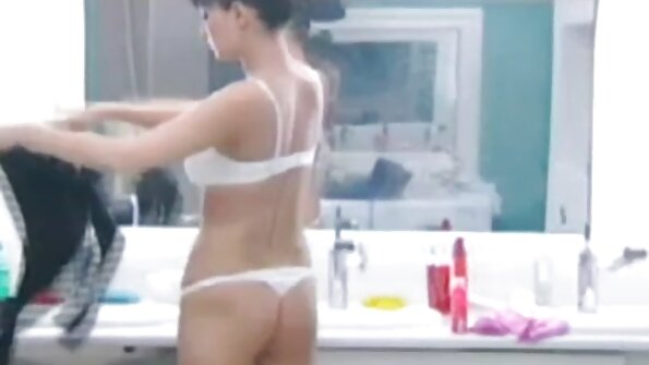 Studenta își scoate chiloții și filme porno cu pizde care au flocii mari relaxează găurile cu vibratoare.