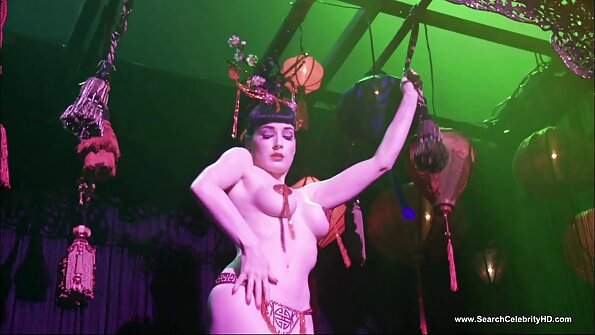Un tânăr s-a distrat cu o fată și o prietenă în același porno cu femei cu floci timp.