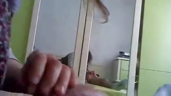 Pikaper a adus două fete pentru o orgie pizde grase cu floci de grup la colibă ​​.