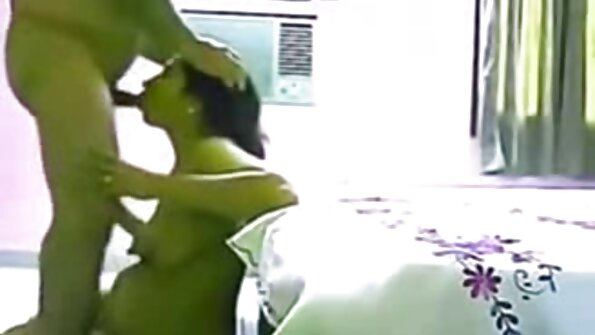 Prietenele voluptoase au creditat pasarici cu floci lupta tânără cu păsărică.