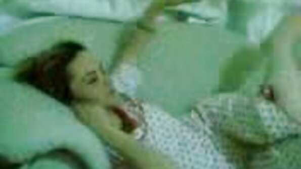 Dorind să termine în curând, porno mature cu floci bruneta se lasă dracută în fustă.