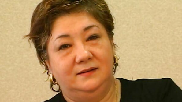 O fetiță sperma pe floci cu părul alb a sedus o tânără lesbiană.