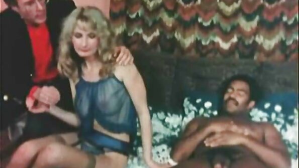 Puii se mulțumesc unul altuia cu cunnilingus filme porno cu mature cu floci blând.