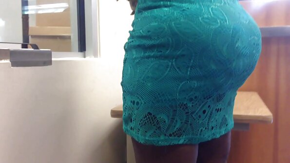 Într-un dormitor cochet, brunetele mângâie capace cu guri tandre. porno pizde cu floci