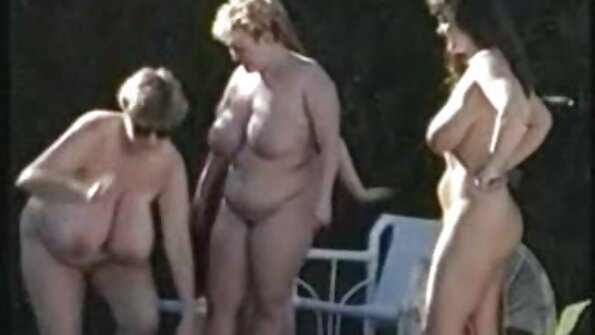 O fată drăguță care stă la masă vrea filme porno cu floci mari să ejaze.