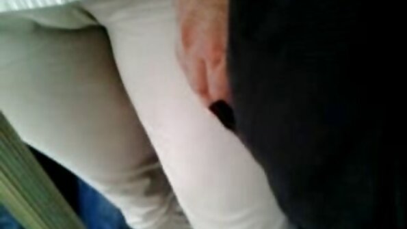 Un tip care s-a ridicat pasarici cu floci un membru ia o blondă cu un clitoris mare.