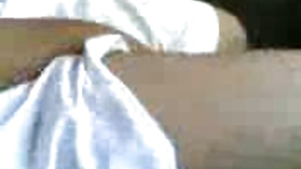 Într-o rochie mov, fata a stat filme porno cu floci la pizde cancer în fața tipului.