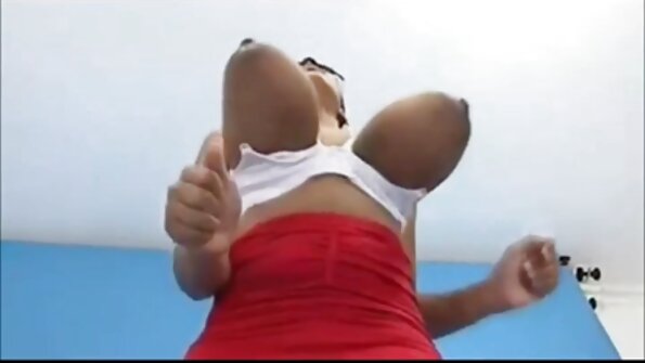 Cool macho ia filme porno cu pizde care au flocii mari o fată pe canapea cu un penis gros.