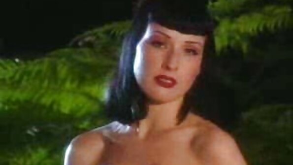 Un tip foarte bun s-a tras mature cu floci cu brunetă în păsărică.