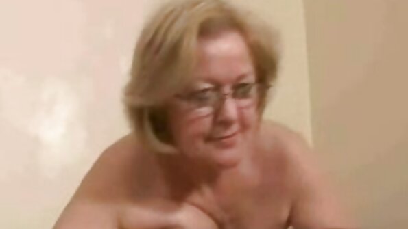 După o bubuitură porno cu babe cu floci energică, a terminat cu o păsărică pufoasă.