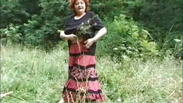 Într-un dormitor luminos pe un pat filme porno cu floci la pizde alb, frumusețile au făcut sex.