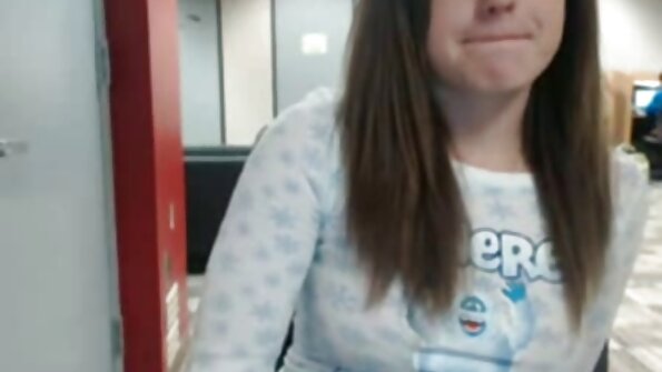 Puiul picant stoarce tinere cu floci prietena uda.