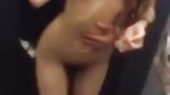 Trei hotties fac sex porno cu floci pe masa.