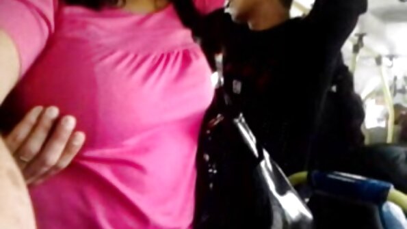 Blonda pizde cu floci mari sexy isi maseaza cu ardoare pasarica.
