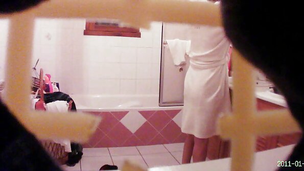 O studentă busty floci xxx și-a smuls păsărica în grădină.