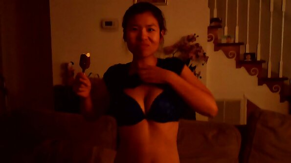 O tânără obraznică zâmbitoare și-a înfipt un vibrator filme porno cu pizde care au flocii mari în fund