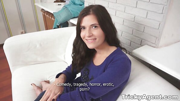 O fată drăguță își ia gura și fundul în filme porno cu floci păsărică în același timp.