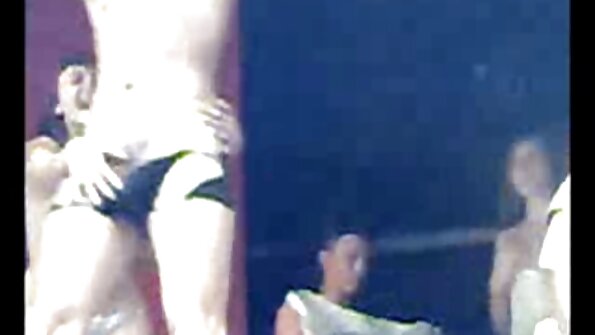 Pui sexy fac sex pe canapea. pizde mari cu floci