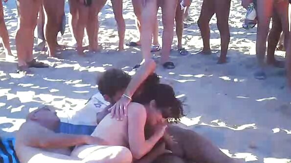 Negrii iau dracu o tipa cu pizde cu floci mari parul cret.