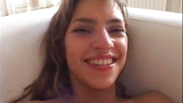 În baie, două fete pe un cocoș se târăsc în porno cu babe cu floci găuri.