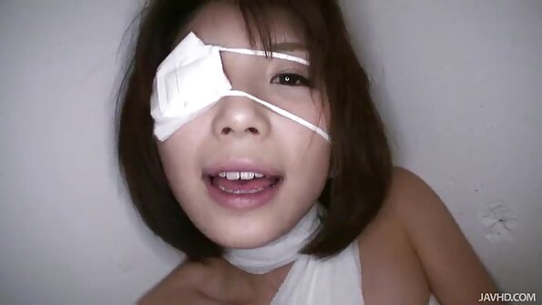Femeia pizdecufloci cu părul castaniu a decis să-i dea terapeutului de masaj o păsărică.
