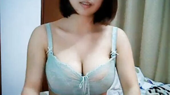 Tipul bagă un vibrator filme porno cu mature cu floci negru în fundul prietenei ei.