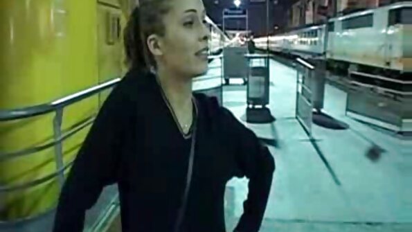 Masturbarea unei fete tinere filme porno cu floci întinsă pe pat.